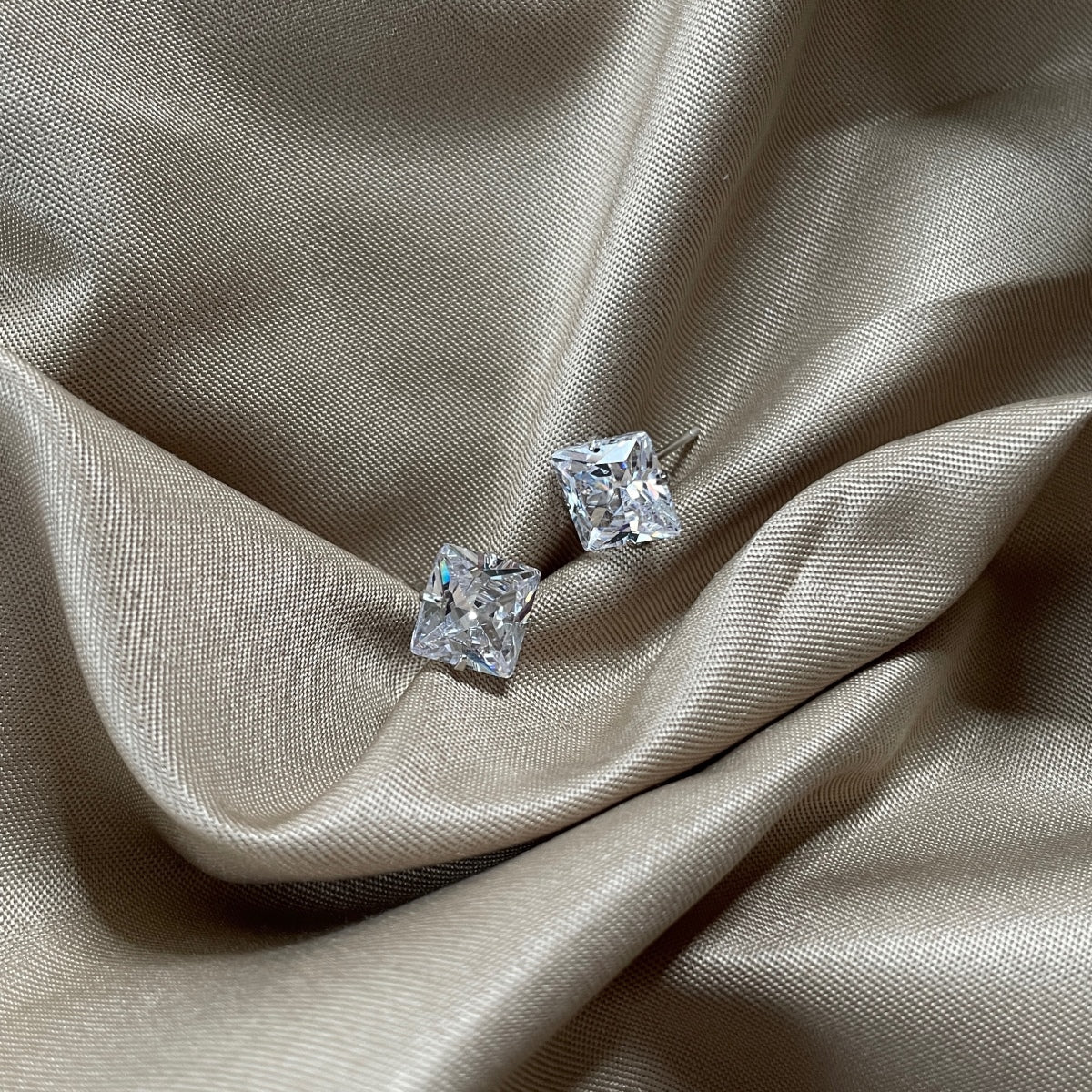 [Clover Jewels]Stylish Shiny Square Center Stone Stud Earrings