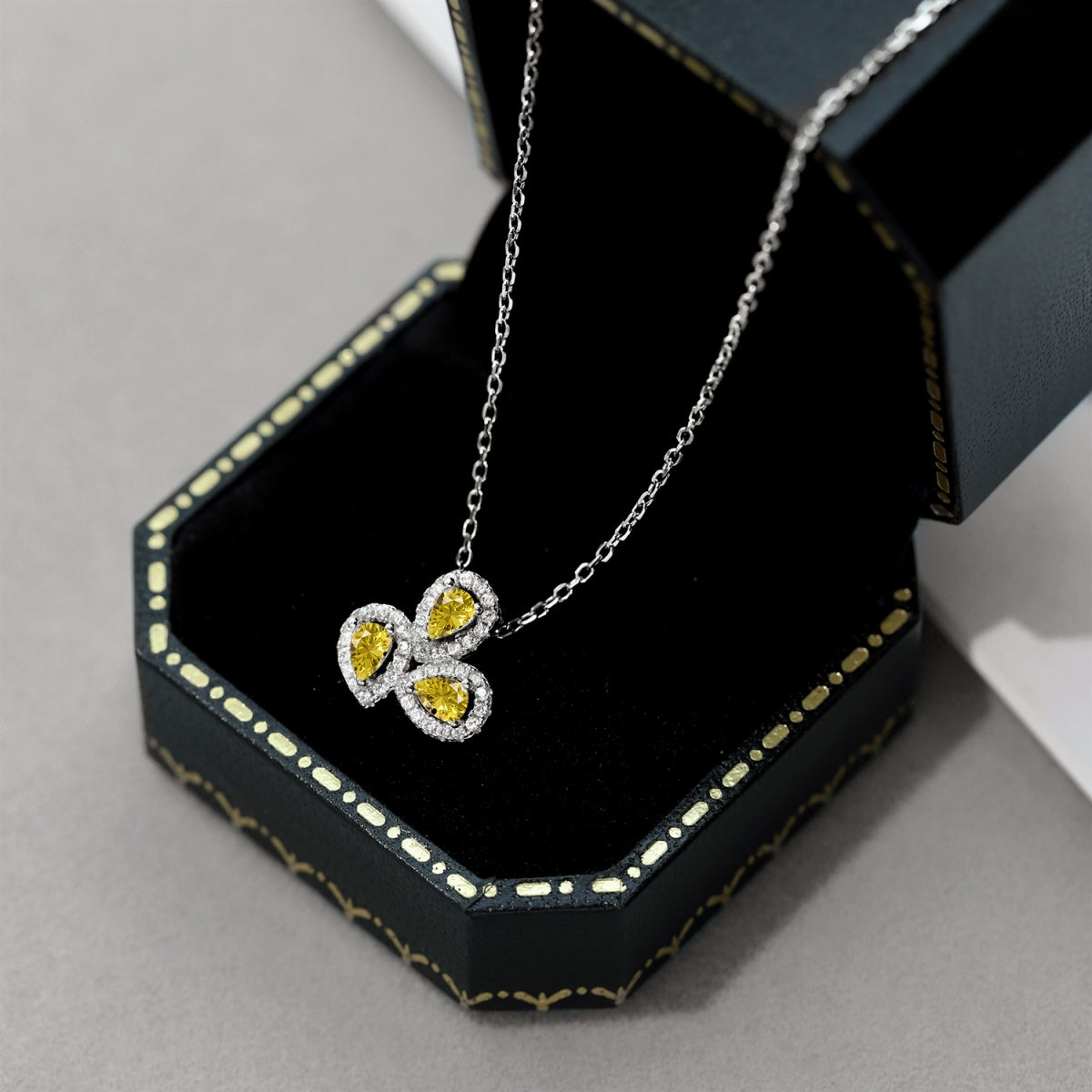 [Clover Jewels]Elegant Flower Shape Pear Cut Necklace