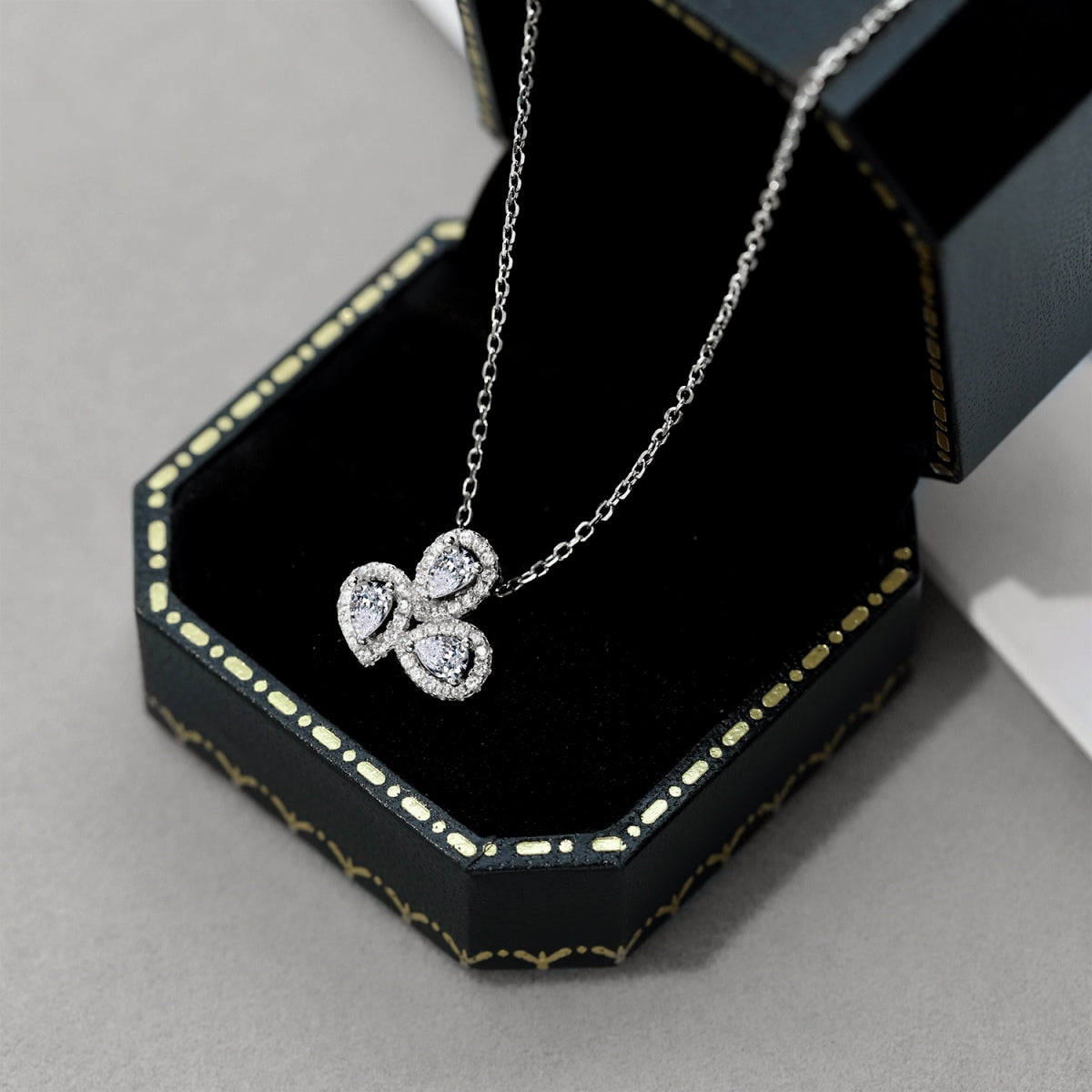 [Clover Jewels]Elegant Flower Shape Pear Cut Necklace