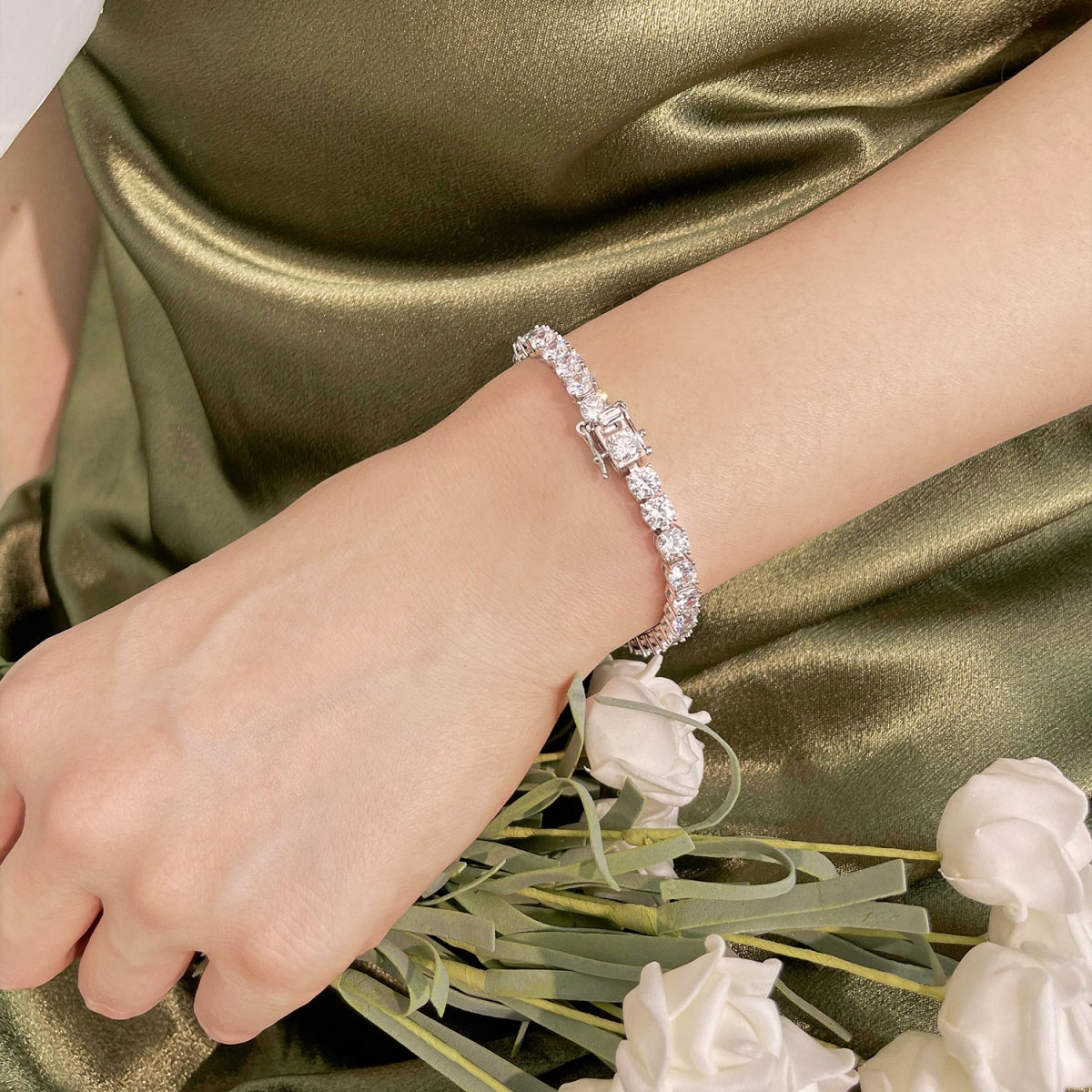 [Clover Jewels]Ornate Sparkling Round Cut Wedding Bracelet