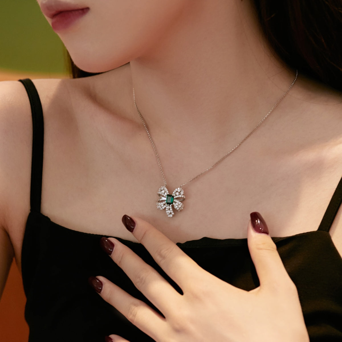 [Clover Jewels]Luxurious Flower Shape Emerald Cut Necklace