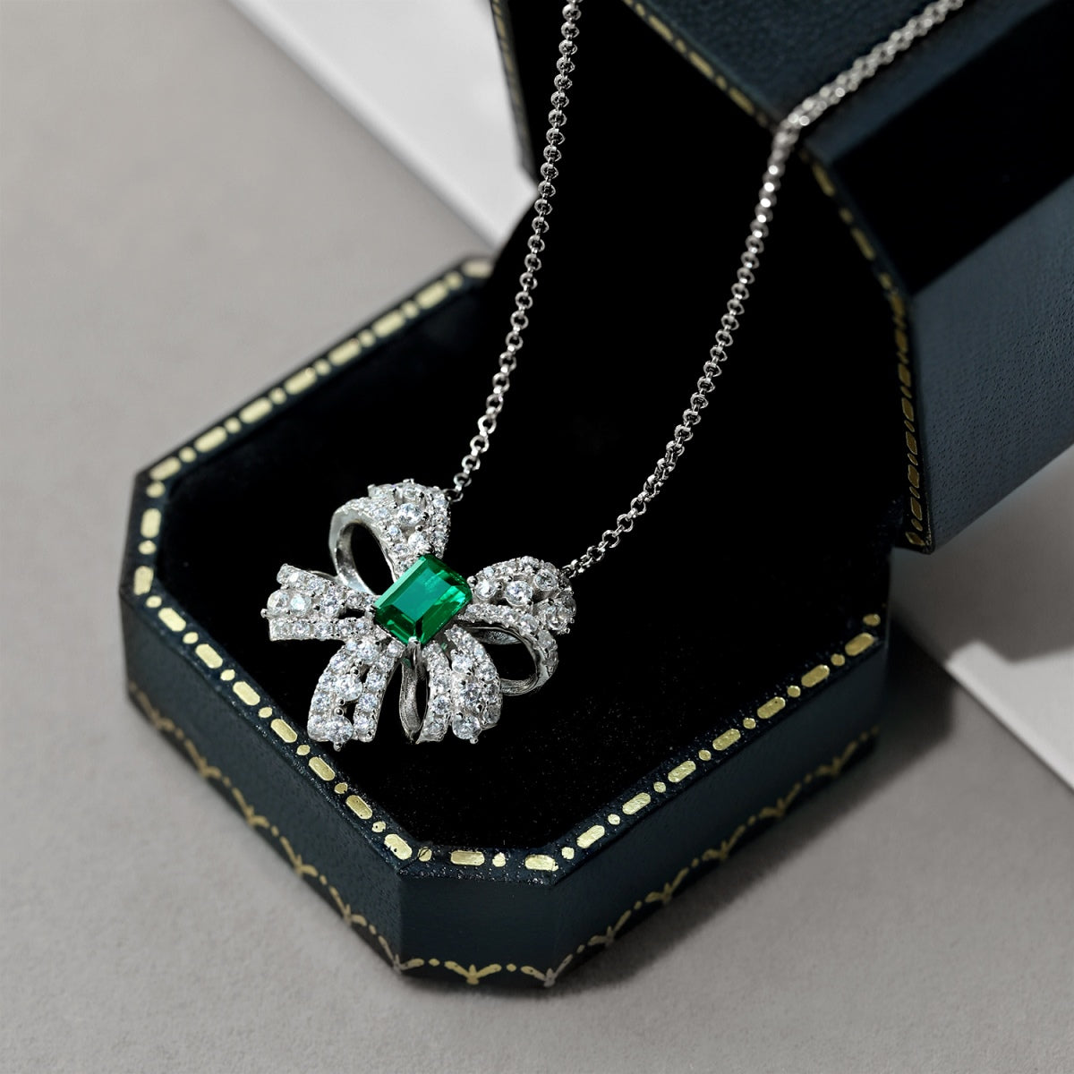 [Clover Jewels]Luxurious Flower Shape Emerald Cut Necklace