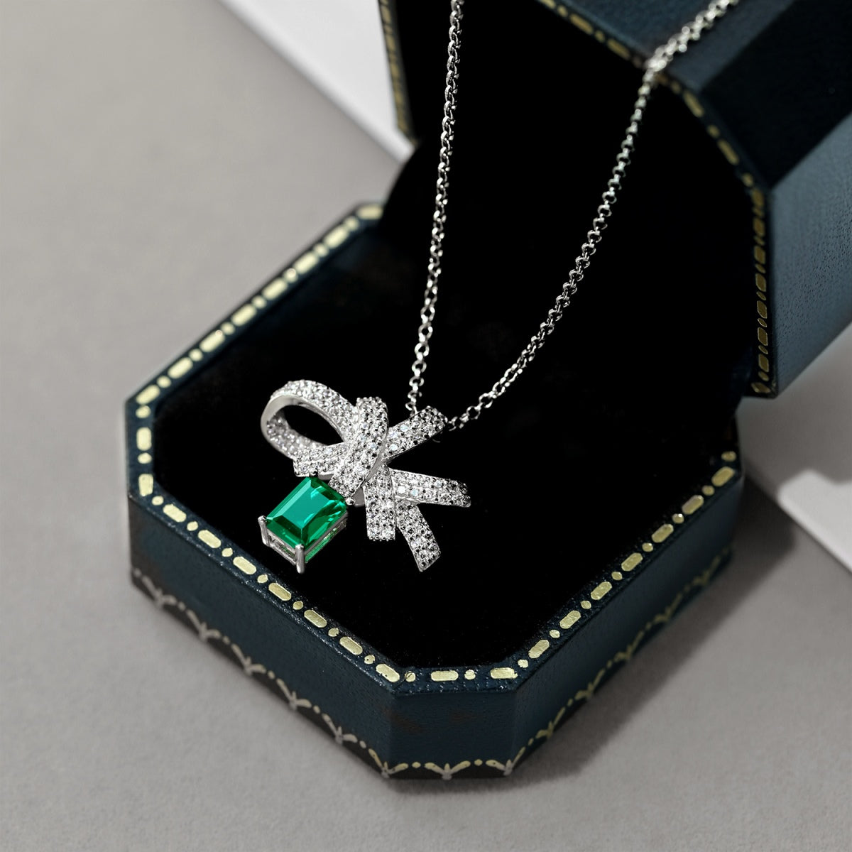 [Clover Jewels]Luxurious Flower Shape Emerald Cut Necklace