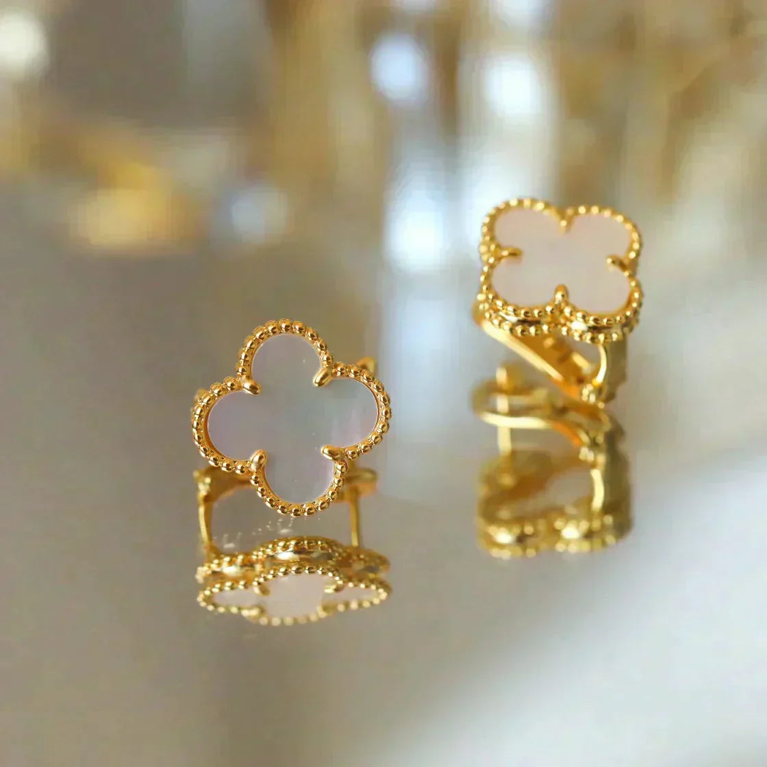 [Clover Jewels]CLOVER MEDIUM 1 MOTIFS  WHITE MOP STUD EARRINGS