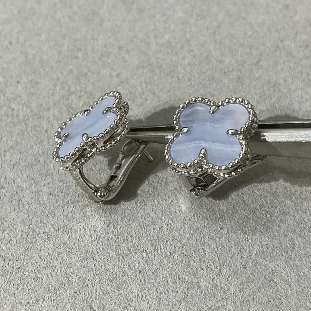 [Clover Jewels]CLOVER CHALCEDONY SILVER STUD EARRINGS