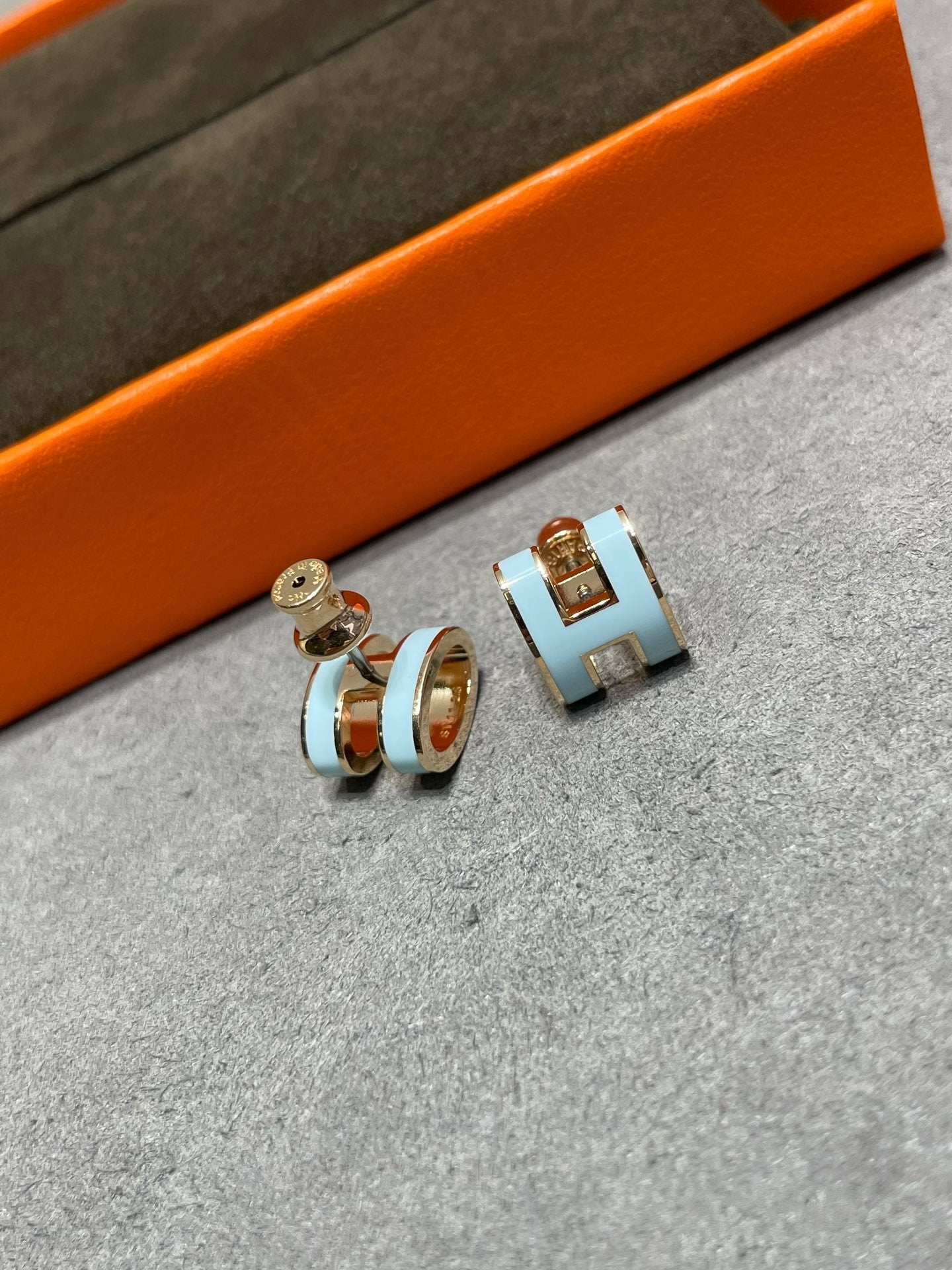 [Clover Jewels]POP H SKY BLUE STUD EARRINGS