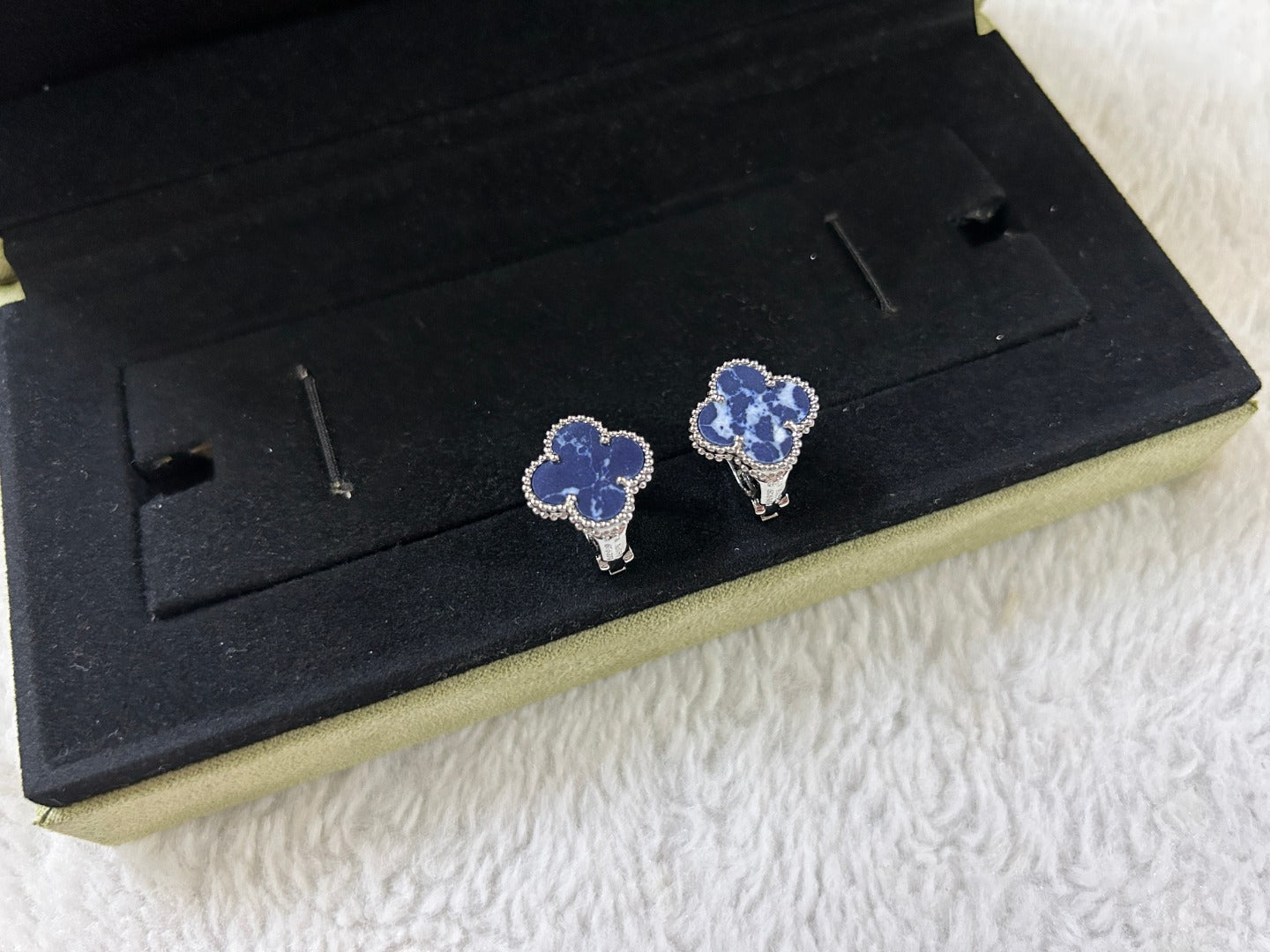 [Clover Jewels]CLOVER PIETERSITE MEDIUM STUD EARRINGS