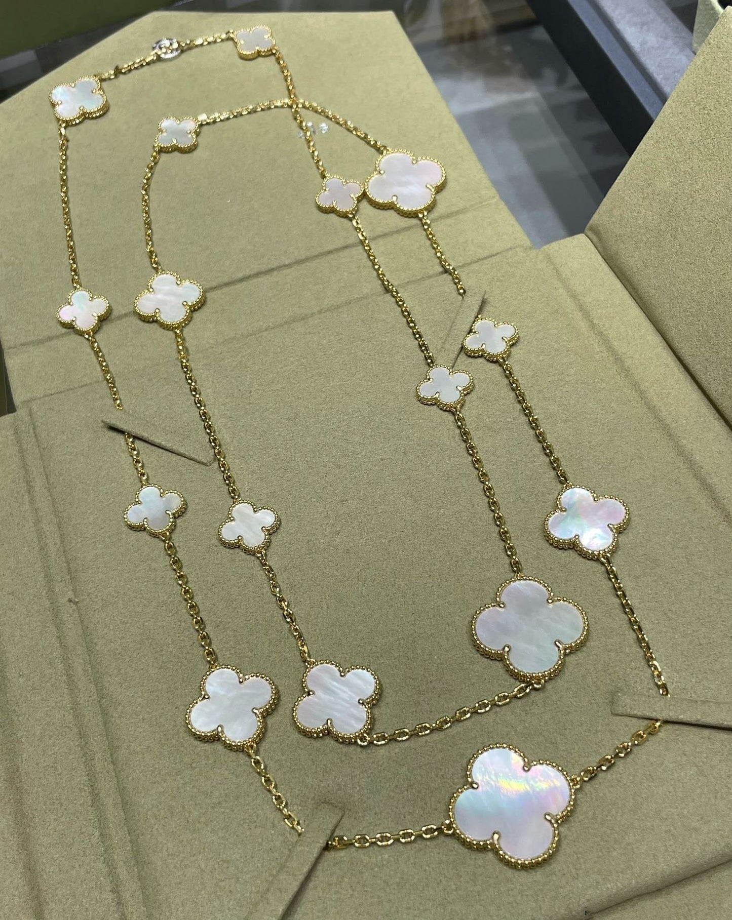 [Clover Jewels]CLOVER 16 MOTIF WHITE MOP GOLD NECKLACE