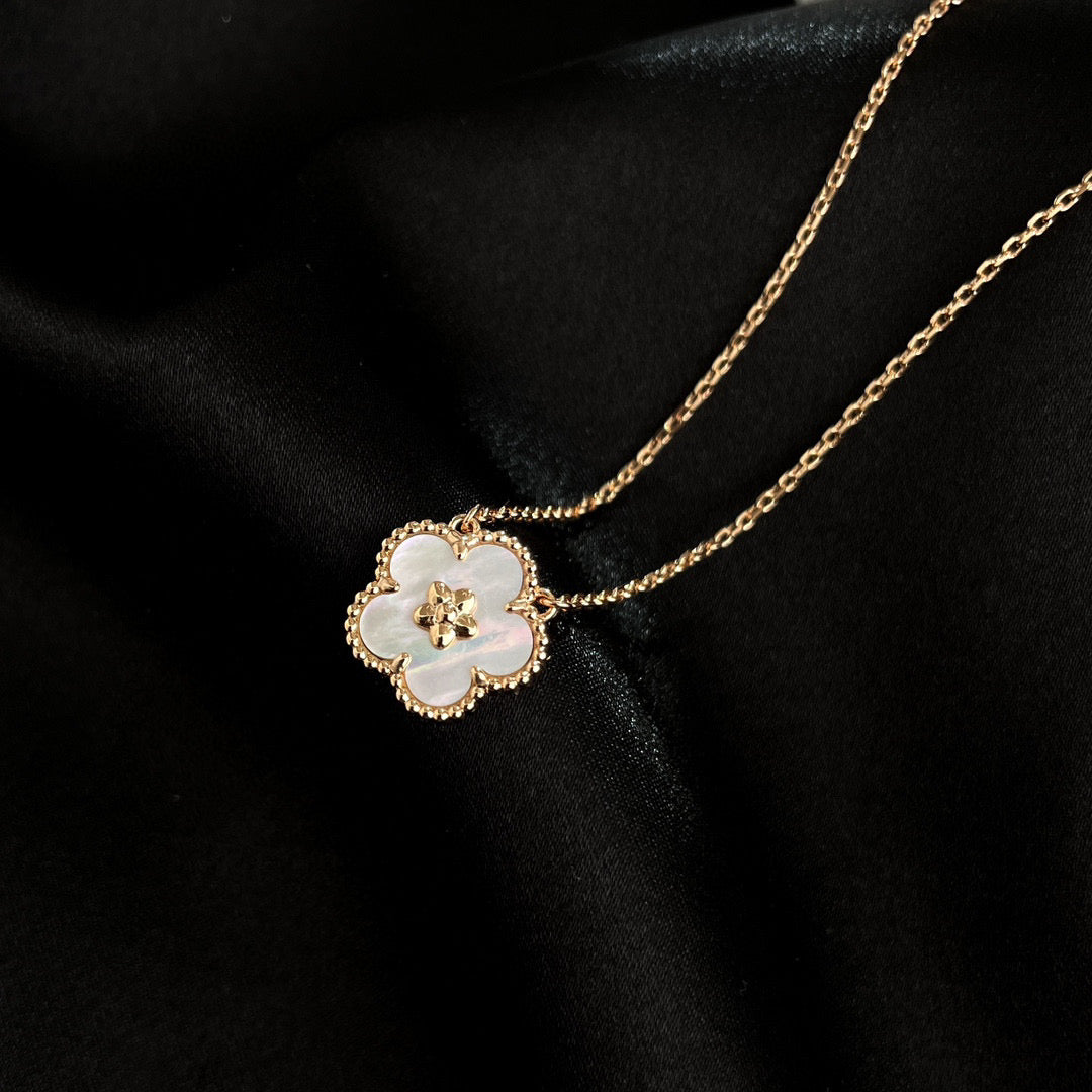 [Clover Jewels]LUCKY  WHITE MOP  PLUM BLOSSOM NECKLACE