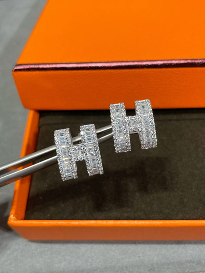 [Clover Jewels]H STUD EARRINGS WITH SILVER DIAMONDS